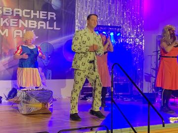 Maskenball im All