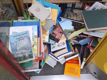 Müll in der Bücherzelle